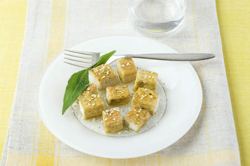 豆腐,无人,横图,俯视,室内,特写,白天,白色背景,水,桌面,桌子,杯子,餐具,叶子,许多,散落,叉子,碟子,盘,液体,油炸,芝麻,绿叶,玻璃制品,桌布,食物,盘子,水杯,碟,嫩叶,放,摄影,影棚,脂麻,胡麻,白麻,巨胜子,油麻,叶,叶片,玻璃杯,彩图,高角度拍摄,影棚拍摄,拍摄