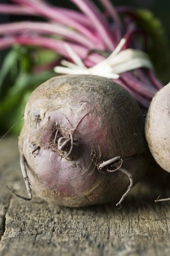 无人,竖图,俯视,室内,特写,白天,白色背景,桌面,桌子,蔬菜,捆扎,新鲜,木板,木头,食品,茎,甜菜,食物,一个,紫色,放,摄影,有机食品,绿色食品,影棚,单个,彩图,高角度拍摄,影棚拍摄,拍摄