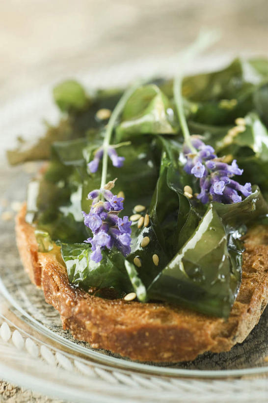 点心,面包,无人,竖图,俯视,室内,特写,白天,白色背景,桌面,桌子,蔬菜,餐具,朦胧,模糊,新鲜,盛开,碟子,盘,海带,芝麻,食品,面点,花蕾,花,花瓣,花朵,鲜花,食物,糕点,盘子,碟,花苞,花蕊,放,摄影,装饰花,有机食品,绿色食品,影棚,脂麻,胡麻,白麻,巨胜子,油麻,彩图,高角度拍摄,影棚拍摄,拍摄