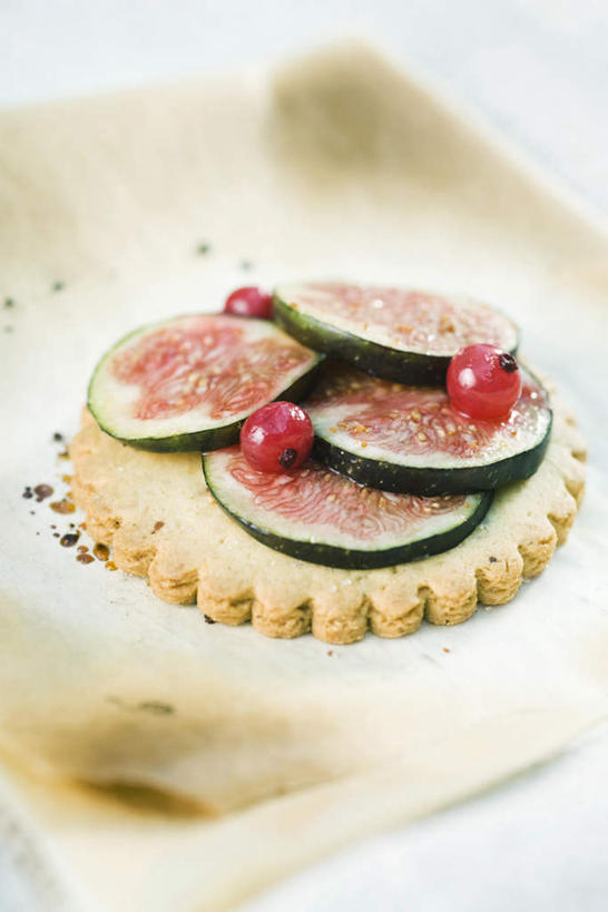 无人,竖图,俯视,室内,特写,白天,白色背景,桌面,桌子,浆果,无花果,水果,一堆,堆叠,朦胧,模糊,新鲜,碟子,盘,桑葚,桑椹,生食,食品,果实,食物,盘子,碟,饼干,覆盆子,放,摄影,有机食品,绿色食品,影棚,堆,映日果,树地瓜,奶浆果,蜜果,彩图,高角度拍摄,影棚拍摄,拍摄