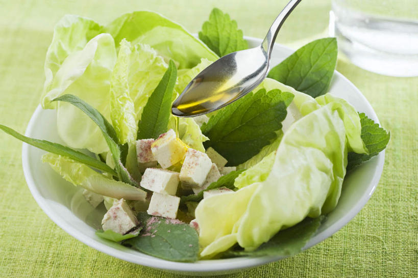 豆腐,无人,横图,俯视,室内,特写,白天,水,桌面,桌子,蔬菜,杯子,水果,绿色背景,新鲜,液体,勺子,陶瓷,水滴,莴苣,莴笋,蔬菜沙拉,沙拉,食品,陶瓷制品,色拉,沙律,玻璃制品,食物,水杯,调羹,台布,汤匙,碗,放,摄影,有机食品,绿色食品,影棚,色拉酱,千岛酱,香笋,玻璃杯,彩图,高角度拍摄,影棚拍摄,拍摄