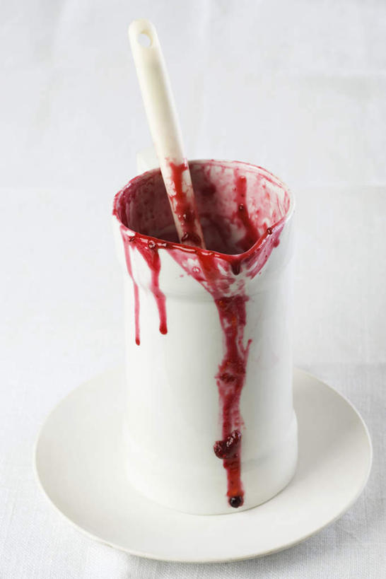 无人,竖图,俯视,室内,特写,白天,白色背景,桌面,桌子,草莓,餐具,水果,新鲜,碟子,罐子,盘,陶瓷,生食,食品,果实,陶瓷制品,食物,盘子,瓶子,碟,果酱,搅拌棒,草莓酱,放,摄影,有机食品,绿色食品,影棚,洋莓,水果皇后,红莓,地莓,彩图,高角度拍摄,影棚拍摄,拍摄