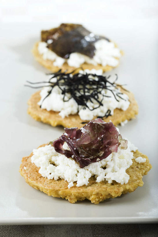 点心,无人,竖图,俯视,室内,特写,白天,白色背景,桌面,桌子,蔬菜,餐具,一排,朦胧,模糊,新鲜,整齐,碟子,盘,陶瓷,食品,甜点,甜品,陶瓷制品,紫菜,开胃菜,食物,糕点,排列,三个,盘子,碟,饼干,甜食,乳酪,放,摄影,有机食品,绿色食品,影棚,队列,彩图,高角度拍摄,影棚拍摄,拍摄