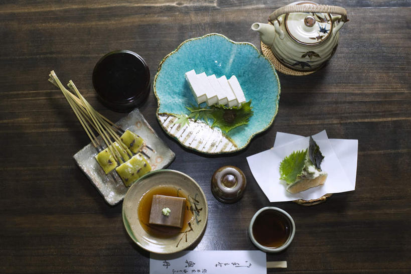 豆腐,无人,餐厅,横图,俯视,室内,特写,白天,烹饪,餐桌,筷子,桌子,大豆,餐具,叶子,许多,散落,碟子,盘,陶瓷,调料,日本料理,料理,食品,绿叶,陶瓷制品,调味品,调味料,菜肴,美食,食物,盘子,茶壶,碟,碗,日式料理,日式,嫩叶,放,佳肴,餐台,膳食,天麸罗,叶,叶片,茶杯,黄豆,彩图,高角度拍摄,餐馆,饭店,饭馆