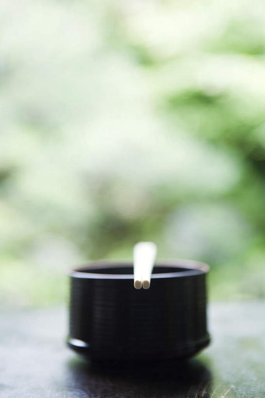 无人,餐厅,竖图,俯视,室内,特写,白天,烹饪,植物,餐桌,床,筷子,桌子,朦胧,模糊,木制,陶瓷,双人床,日本料理,料理,食品,床单,陶瓷制品,被子,菜肴,美食,树,树木,食物,绿色,自然,碗,日式料理,日式,放,佳肴,生长,成长,餐台,被单,彩图,高角度拍摄,餐馆,饭店,饭馆