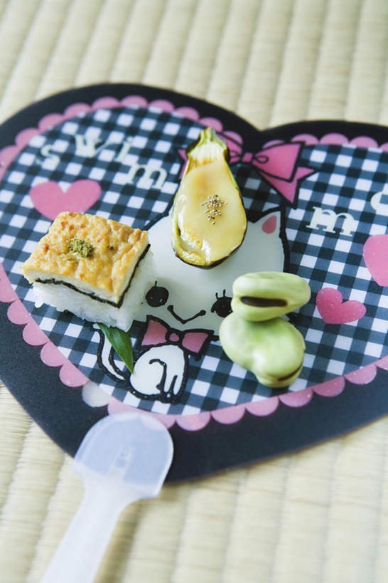 寿司,无人,餐厅,竖图,俯视,室内,特写,白天,烹饪,植物,餐桌,桌子,宠物,猫,茄子,蔬菜,新鲜,扇子,塑料,豆类,豆子,日本料理,料理,食品,蚕豆,胡豆,佛豆,川豆,倭豆,罗汉豆,菜肴,美食,食物,动物,日式料理,日式,可爱,佳肴,有机食品,绿色食品,餐台,醋饭,猫咪,豆科,四喜饭,落苏,酪酥,昆仑瓜,矮瓜,彩图,高角度拍摄,餐馆,饭店,饭馆