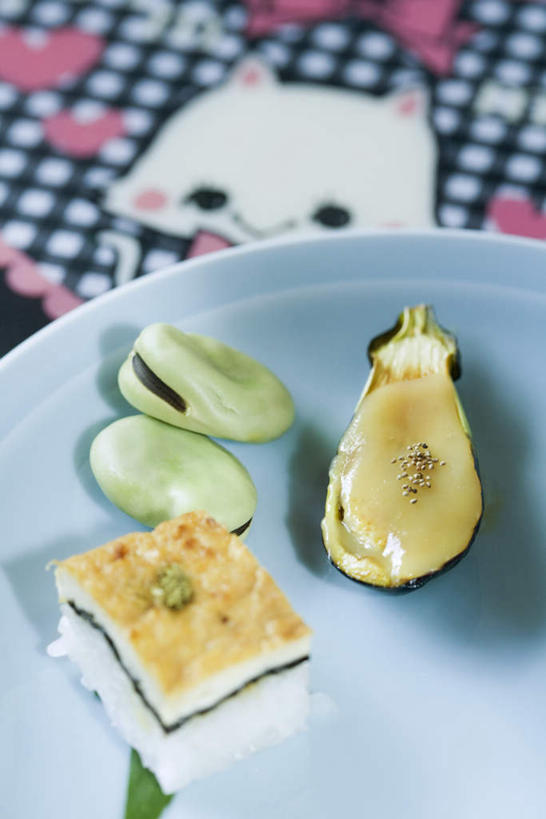 寿司,无人,餐厅,竖图,俯视,室内,特写,白天,烹饪,植物,餐桌,桌子,宠物,猫,茄子,蔬菜,餐具,新鲜,散落,碟子,盘,扇子,塑料,豆类,豆子,日本料理,料理,食品,蚕豆,胡豆,佛豆,川豆,倭豆,罗汉豆,菜肴,美食,食物,动物,盘子,碟,日式料理,日式,可爱,佳肴,有机食品,绿色食品,餐台,醋饭,猫咪,豆科,四喜饭,落苏,酪酥,昆仑瓜,矮瓜,彩图,高角度拍摄,餐馆,饭店,饭馆