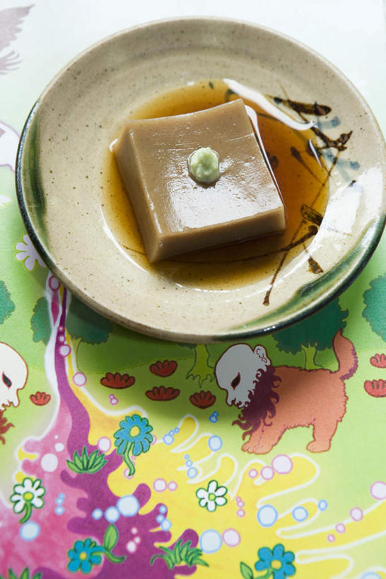 豆腐,无人,餐厅,竖图,俯视,室内,特写,白天,烹饪,植物,餐桌,窗户,落地窗,桌子,大豆,餐具,朦胧,模糊,碟子,盘,图案,调料,芝麻,日本料理,料理,食品,调味品,调味料,酱油,菜肴,美食,玻璃窗,树,树木,食物,一个,绿色,阳光,自然,盘子,碟,日式料理,日式,佳肴,块状,生长,单个,成长,餐台,豆制品,脂麻,胡麻,白麻,巨胜子,油麻,黄豆,彩图,高角度拍摄,餐馆,饭店,饭馆