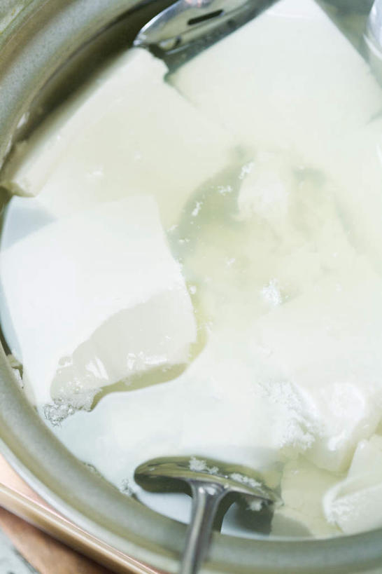 豆腐,无人,餐厅,竖图,俯视,室内,特写,白天,烹饪,餐桌,桌子,大豆,许多,朦胧,模糊,破碎,勺子,汤,日本料理,料理,食品,锅,菜肴,美食,食物,调羹,汤匙,汤勺,日式料理,日式,佳肴,块状,餐台,嫩,豆制品,蛋白质,黄豆,彩图,高角度拍摄,餐馆,饭店,饭馆