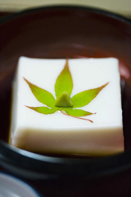 豆腐,无人,餐厅,竖图,俯视,室内,特写,白天,烹饪,餐桌,桌子,大豆,餐具,叶子,碟子,盘,日本料理,料理,食品,枫叶,绿叶,菜肴,美食,食物,盘子,碟,碗,日式料理,日式,嫩叶,佳肴,餐台,豆制品,叶,叶片,黄豆,彩图,高角度拍摄,餐馆,饭店,饭馆