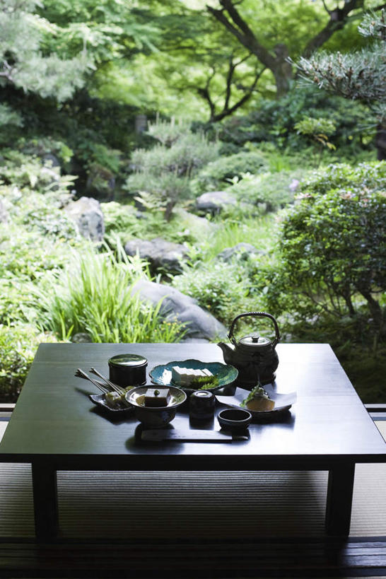 豆腐,无人,餐厅,竖图,俯视,室外,特写,白天,烹饪,植物,餐桌,窗户,筷子,落地窗,桌子,大豆,餐具,叶子,许多,散落,碟子,盘,陶瓷,调料,日本料理,料理,食品,绿叶,陶瓷制品,调味品,调味料,菜肴,美食,玻璃窗,树,树木,食物,绿色,风景,自然,盘子,茶壶,碟,碗,日式料理,日式,嫩叶,放,佳肴,生长,成长,餐台,膳食,天麸罗,叶,叶片,茶杯,黄豆,彩图,高角度拍摄,餐馆,饭店,饭馆