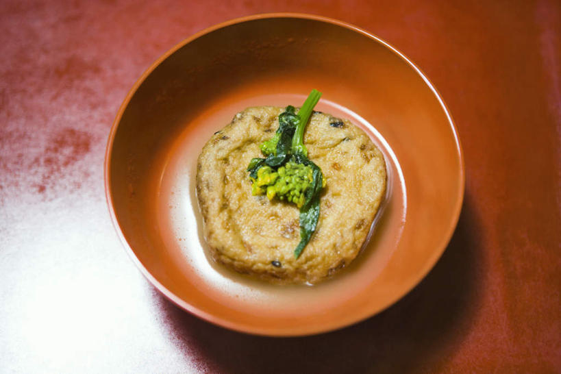 豆腐,无人,餐厅,横图,俯视,室内,特写,白天,烹饪,餐桌,桌子,大豆,蔬菜,红色背景,新鲜,陶瓷,花菜,花椰菜,西兰花,油炸,日本料理,料理,食品,菜肴,美食,食物,一个,碗,日式料理,日式,佳肴,有机食品,绿色食品,单个,餐台,豆制品,黄豆,彩图,高角度拍摄,餐馆,饭店,饭馆