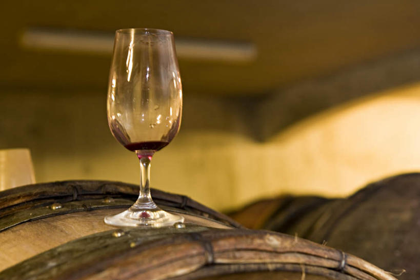 葡萄酒,无人,站,横图,室内,特写,白天,正面,静物,杯子,照明,高脚杯,木桶,灯光,注视,顶灯,玻璃制品,灯,一个,酒杯,灯具,观察,看,站着,单个,观看,照亮,察看,葡萄酒杯,照明设备,关注,玻璃杯,站立,彩图