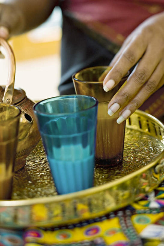 点心,牛奶,西方人,一个人,竖图,俯视,室内,特写,白天,正面,下午茶,桌面,桌子,杯子,欧洲,非洲,黑人,欧洲人,仅一个女性,仅一个人,盘,食品,甜点,甜品,食物,糕点,盘子,茶壶,水杯,甜食,仅一个中年女性,奶,羊奶,女人,女性,中年女性,非洲人,茶杯,半身,彩图,高角度拍摄