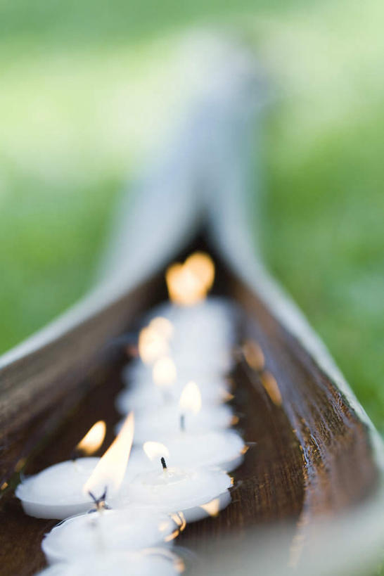 无人,竖图,俯视,室外,特写,白天,水,静物,蜡烛,一排,许多,朦胧,模糊,漂浮,整齐,火焰,烛光,香料,燃烧,排列,点燃,安静,宁静,队列,棕榈叶,彩图,高角度拍摄