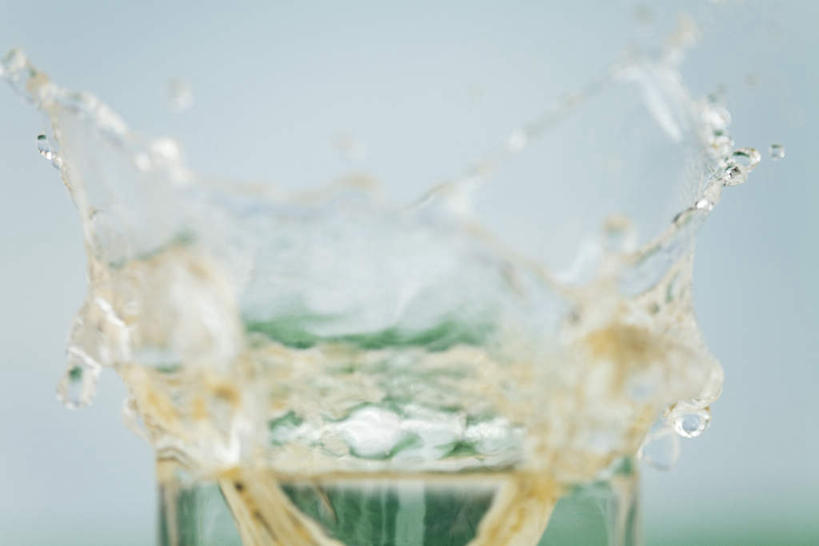 无人,横图,室外,特写,白天,正面,水,杯子,飞溅,蓝色背景,朦胧,模糊,溅,透明,液体,水滴,玻璃制品,水珠,一个,容器,水杯,摄影,影棚,单个,喷洒,玻璃杯,彩图,影棚拍摄,拍摄