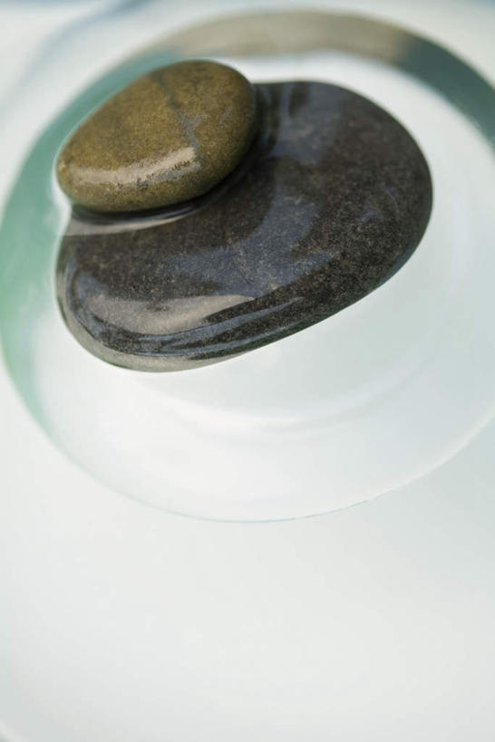 无人,竖图,俯视,室外,特写,白天,石头,水,静物,餐具,两块,一堆,堆叠,堆积,朦胧,模糊,碟子,盘,石子,液体,水滴,盘子,碟,鹅卵石,堆,按摩石,石块,彩图,高角度拍摄