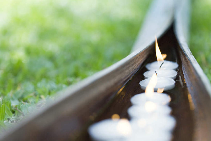 无人,横图,俯视,室内,特写,白天,草地,草坪,水,植物,静物,蜡烛,叶子,一排,许多,朦胧,模糊,整齐,火焰,液体,烛光,水滴,绿叶,燃烧,草,排列,绿色,点燃,嫩叶,队列,棕榈叶,叶,叶片,彩图,高角度拍摄