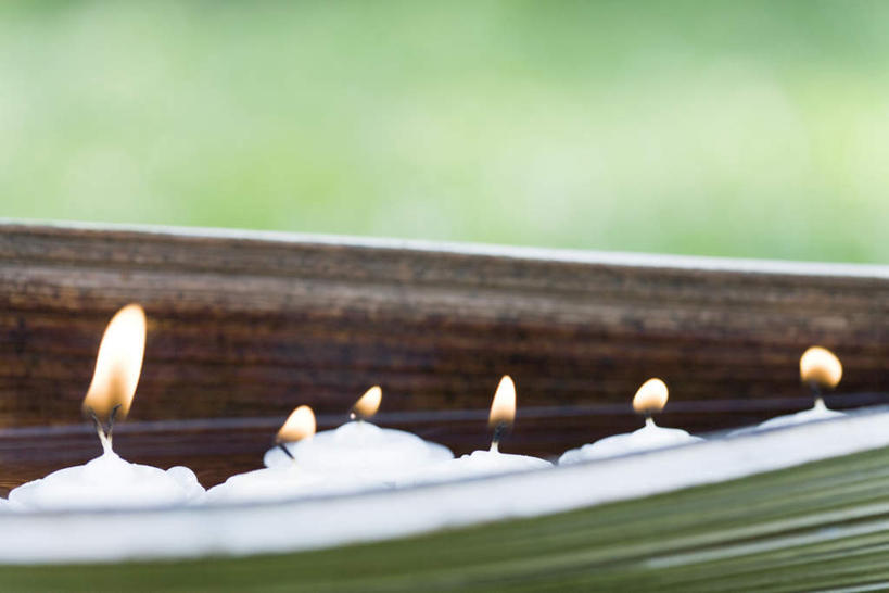 无人,横图,俯视,室内,特写,白天,静物,蜡烛,叶子,一排,许多,朦胧,模糊,整齐,火焰,烛光,绿叶,燃烧,排列,点燃,嫩叶,队列,棕榈叶,叶,叶片,彩图,高角度拍摄