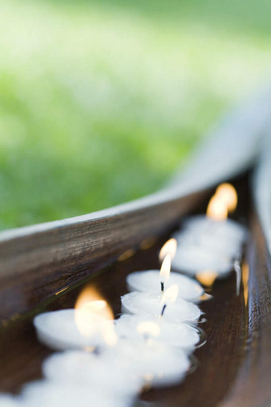 无人,竖图,俯视,室内,特写,白天,草地,草坪,植物,静物,蜡烛,叶子,一排,朦胧,模糊,整齐,火焰,烛光,绿叶,燃烧,草,排列,绿色,点燃,嫩叶,队列,棕榈叶,叶,叶片,彩图,高角度拍摄