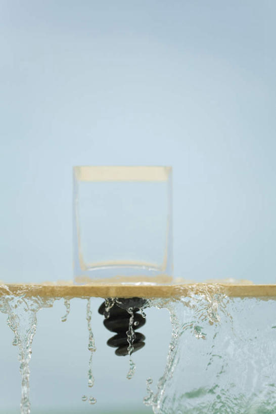 无人,竖图,室内,特写,白天,正面,石头,水,静物,杯子,一堆,堆叠,堆积,朦胧,模糊,木制,木板,石子,液体,水滴,玻璃制品,酒杯,啤酒杯,鹅卵石,四块,堆,按摩石,玻璃杯,石块,彩图