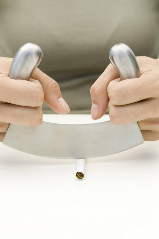 西方人,手,一个人,竖图,室内,特写,白天,正面,香烟,餐具,厨具,金属制品,欧洲,欧洲人,仅一个男性,仅一个人,切开,握,服装,金属,工具,刀具,拿,拿着,休闲装,仅一个年轻男性,衣服,刀,切,休闲,手部,休闲服,烟,握着,摄影,服饰,影棚,菜刀,剖面,切面,切菜刀,男人,男性,年轻男性,白种人,卷烟,烟草,纸烟,半身,彩图,影棚拍摄,拍摄,双柄菜刀,双柄刀