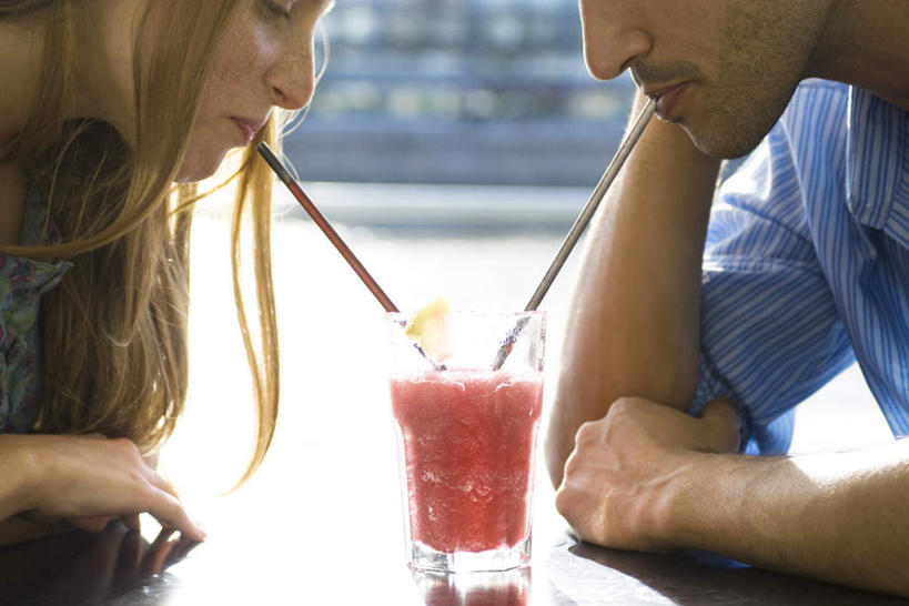 果汁,西方人,两个人,餐厅,横图,室内,白天,侧面,爱情,餐桌,桌子,杯子,欧洲,欧洲人,撑,喝,咬,阴影,光线,影子,一杯,浪漫,注视,相视,两个,红色,阳光,水杯,吸管,观察,看,温暖,温馨,面对面,恩爱,恋人,餐台,观看,对视,咬着,和睦,察看,撑着,关注,相对,相看,男人,男性,年轻男性,年轻女性,女人,女性,白种人,情侣,茶杯,半身,彩图,餐馆,饭店,饭馆,伴侣,融洽