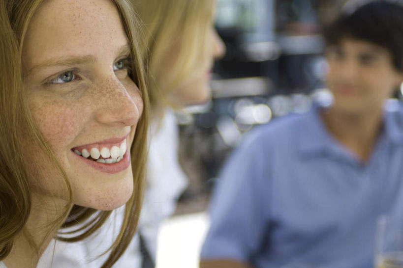 西方人,脸,头,脸颊,头发,三个人,伙伴,朋友,餐厅,坐,笑,微笑,露齿笑,横图,室内,特写,白天,正面,友谊,窗户,落地窗,欧洲,欧洲人,朦胧,模糊,休闲装,玻璃窗,相视,黄色,休闲,面对面,休闲服,对视,相对,相看,友情,男人,男性,年轻男性,年轻女性,女人,女性,白种人,头部,脸部,脸蛋,面部,坐着,半身,彩图,餐馆,饭店,饭馆