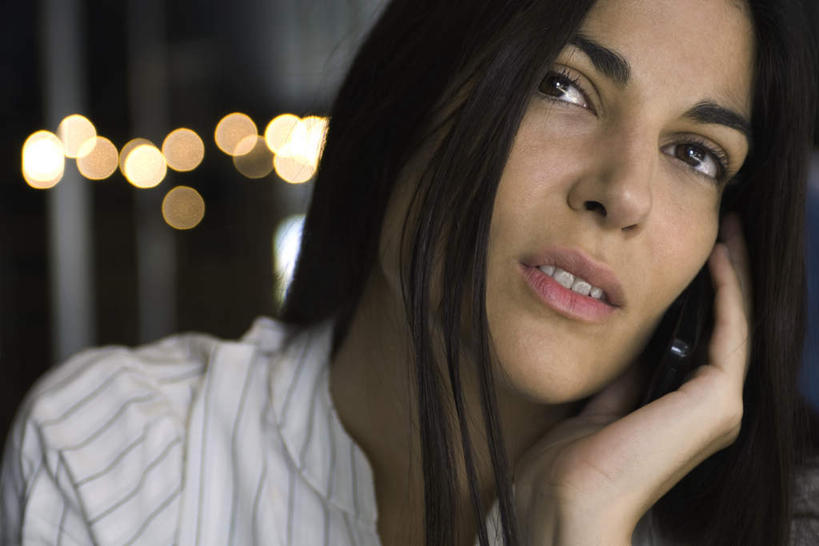 西方人,头发,一个人,餐厅,坐,笑,打电话,微笑,露齿笑,横图,室内,夜晚,正面,电话,手机,欧洲,欧洲人,仅一个年轻女性,仅一个女性,仅一个人,握,壁灯,灯光,拿,听,拿着,注视,休闲装,通讯设备,灯,黑色,灯具,观察,看,休闲,休闲服,握着,观看,察看,照明设备,关注,一部,交流,年轻女性,女人,女性,白种人,沟通,通话,坐着,半身,彩图,餐馆,饭店,饭馆