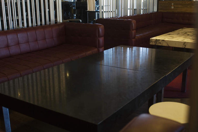 无人,家,客厅,横图,俯视,室内,白天,餐桌,窗帘,家具,沙发,装修,桌子,建筑,椅子,两张,许多,阴影,装饰,反射,影子,房屋,墙,屋子,公寓,古典,建设,装潢,洋房,楼房,墙壁,墙面,住宅,两个,室内装潢,中式,餐台,明亮,起居室,舒适,家居装潢,房屋设计,室内设计,宽敞,样板房装潢,设计,彩图,高角度拍摄,房子,皮沙发