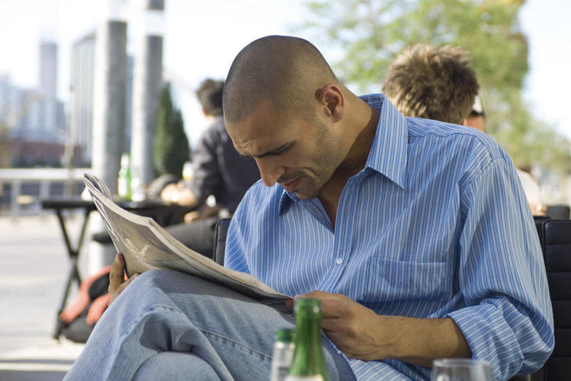 西方人,三个人,伙伴,朋友,餐厅,坐,横图,室外,白天,正面,阅读,友谊,植物,餐桌,桌子,报纸,椅子,欧洲,欧洲人,握,学习,阴影,朦胧,模糊,光线,影子,墙,拿,拿着,注视,墙壁,墙面,树,树木,蓝色,绿色,蓝天,天空,阳光,自然,天,低头,观察,看,浏览,握着,生长,成长,餐台,观看,察看,关注,友情,男人,男性,年轻男性,年轻女性,女人,女性,白种人,坐着,半身,彩图,餐馆,饭店,饭馆