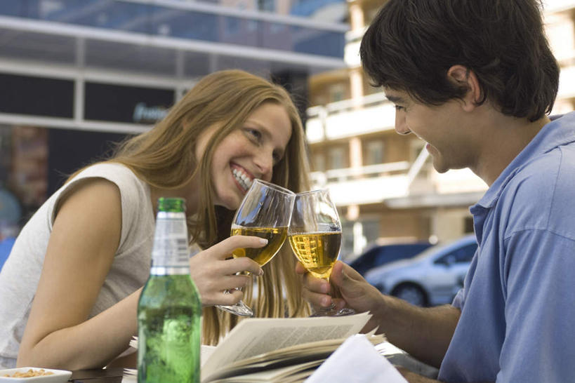 西方人,头发,两个人,夫妻,伙伴,朋友,餐厅,坐,笑,微笑,露齿笑,横图,室外,白天,正面,爱情,阅读,友谊,窗户,报纸,杯子,书籍,欧洲,欧洲人,撑,学习,庆祝,墙,浪漫,注视,休闲装,玻璃窗,墙壁,墙面,玻璃制品,酒瓶,一个,黄色,玻璃瓶,酒杯,啤酒杯,瓶子,低头,干杯,观察,看,趴着,碰杯,转头,休闲,休闲服,恩爱,交际,友好,浏览,恋人,单个,观看,庆贺,察看,撑着,关注,礼仪,敬酒,劝酒,友情,男人,男性,年轻男性,年轻女性,女人,女性,白种人,情侣,玻璃杯,书,图书,趴,坐着,半身,彩图,餐馆,饭店,饭馆,伴侣