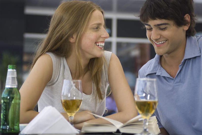 西方人,头发,两个人,夫妻,伙伴,朋友,餐厅,坐,笑,微笑,露齿笑,横图,室内,白天,正面,爱情,阅读,友谊,窗户,报纸,杯子,书籍,欧洲,欧洲人,撑,学习,墙,浪漫,注视,休闲装,玻璃窗,墙壁,墙面,玻璃制品,酒瓶,一个,黄色,玻璃瓶,酒杯,啤酒杯,瓶子,低头,观察,看,趴着,转头,休闲,休闲服,恩爱,浏览,恋人,单个,观看,察看,撑着,关注,友情,男人,男性,年轻男性,年轻女性,女人,女性,白种人,情侣,玻璃杯,书,图书,趴,坐着,半身,彩图,餐馆,饭店,饭馆,伴侣