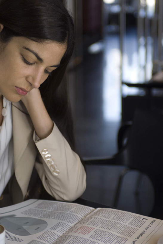 西方人,头发,一个人,餐厅,坐,竖图,室内,白天,正面,阅读,餐桌,门,桌子,报纸,椅子,欧洲,欧洲人,仅一个年轻女性,仅一个女性,仅一个人,撑,学习,阴影,朦胧,模糊,反射,瓷砖,地砖,影子,纸,地面,注视,休闲装,黑色,门框,看,休闲,休闲服,浏览,餐台,翻阅,撑着,年轻女性,女人,女性,白种人,坐着,半身,彩图,餐馆,饭店,饭馆