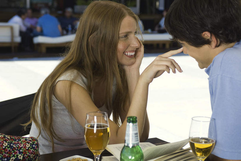 西方人,头发,夫妻,伙伴,朋友,餐厅,坐,笑,摸,微笑,露齿笑,横图,室外,白天,侧面,爱情,友谊,餐桌,桌子,杯子,欧洲,欧洲人,五个人,抚摸,指,阴影,光线,影子,地面,浪漫,休闲装,方向,相视,玻璃制品,酒瓶,黄色,阳光,玻璃瓶,酒杯,啤酒杯,瓶子,手势,休闲,面对面,休闲服,恩爱,恋人,餐台,对视,指向,相对,相看,友情,男人,男性,年轻男性,年轻女性,女人,女性,白种人,情侣,玻璃杯,触摸,接触,坐着,半身,彩图,餐馆,饭店,饭馆,伴侣