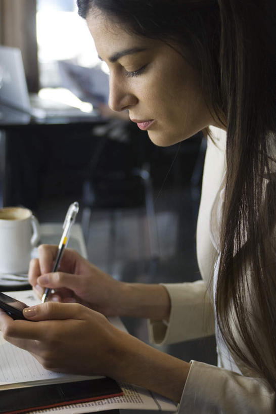 西方人,头发,一个人,餐厅,坐,打电话,竖图,室内,白天,侧面,电脑,笔记本电脑,餐桌,桌子,杯子,电话,手机,椅子,欧洲,欧洲人,仅一个年轻女性,仅一个女性,仅一个人,敲打,握,写,网络,笔,瓷器,咖啡杯,陶瓷制品,拿,拿着,注视,休闲装,输入,通讯设备,黑色,打字,低头,观察,记录,看,休闲,休闲服,握着,餐台,观看,点击,一台,敲击,察看,无线,关注,瓷杯,通信设备,无线网络,无线上网,便携式电脑,一部,交流,按键,手提电脑,年轻女性,女人,女性,白种人,沟通,通话,坐着,半身,彩图,餐馆,饭店,饭馆