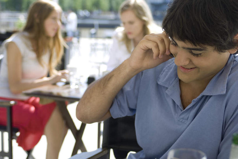 西方人,三个人,伙伴,朋友,餐厅,坐,笑,打电话,微笑,横图,室内,白天,正面,友谊,植物,餐桌,窗户,落地窗,桌子,杯子,电话,手机,椅子,欧洲,欧洲人,握,阴影,朦胧,模糊,光线,影子,木椅,拿,听,拿着,注视,休闲装,通讯设备,玻璃窗,玻璃制品,树,树木,绿色,阳光,自然,酒杯,啤酒杯,低头,观察,看,休闲,休闲服,握着,生长,成长,餐台,观看,察看,关注,一部,交流,友情,男人,男性,年轻男性,年轻女性,女人,女性,白种人,玻璃杯,沟通,通话,坐着,半身,彩图,餐馆,饭店,饭馆