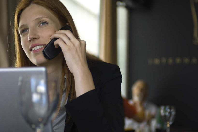 西方人,三个人,餐厅,坐,笑,打电话,微笑,露齿笑,横图,室内,白天,正面,电脑,笔记本电脑,餐桌,桌子,杯子,电话,手机,欧洲,欧洲人,握,朦胧,模糊,网络,拿,听,拿着,注视,通讯设备,玻璃制品,酒杯,啤酒杯,看,握着,餐台,一台,无线,关注,通信设备,无线网络,无线上网,便携式电脑,一部,交流,手提电脑,男人,男性,年轻男性,年轻女性,女人,女性,白种人,玻璃杯,沟通,抬头,通话,仰头,坐着,半身,彩图,餐馆,饭店,饭馆