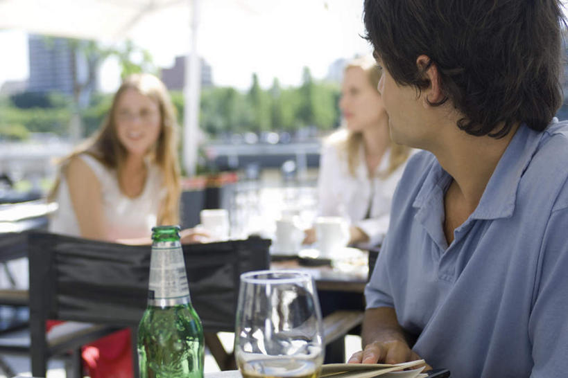 西方人,三个人,伙伴,朋友,餐厅,高楼大厦,坐,横图,室内,白天,正面,友谊,植物,窗户,落地窗,大厦,建筑,摩天大楼,杯子,椅子,欧洲,欧洲人,朦胧,模糊,注视,玻璃窗,玻璃制品,酒瓶,树,树木,一个,蓝色,绿色,蓝天,天空,自然,玻璃瓶,酒杯,啤酒杯,瓶子,天,观察,看,转头,生长,单个,成长,观看,察看,关注,友情,男人,男性,年轻男性,年轻女性,女人,女性,白种人,玻璃杯,坐着,半身,彩图,餐馆,大楼,饭店,饭馆,高层建筑,高楼,摩天楼