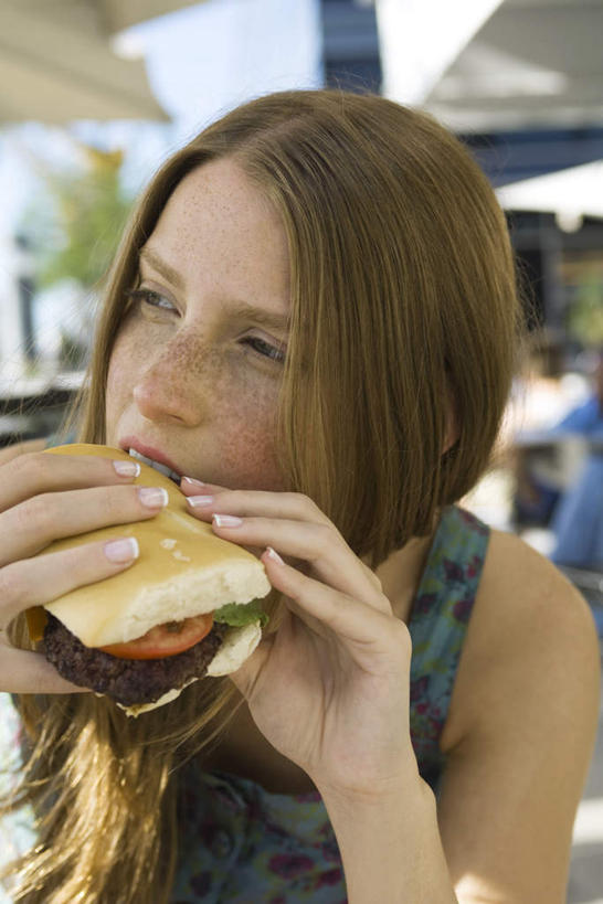 西方人,头发,一个人,餐厅,坐,吃,竖图,室外,白天,正面,烹饪,西餐,植物,欧洲,欧洲人,仅一个年轻女性,仅一个女性,仅一个人,握,三明治,料理,食品,拿,拿着,注视,休闲装,菜肴,美食,树,树木,食物,黄色,蓝色,绿色,蓝天,天空,自然,快餐,天,观察,看,休闲,休闲服,西式,握着,佳肴,生长,成长,观看,察看,关注,西式快餐,三文治,年轻女性,女人,女性,白种人,嚼,食,坐着,半身,彩图,餐馆,饭店,饭馆