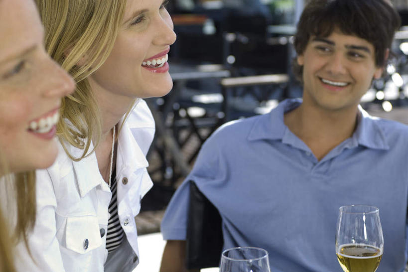 西方人,头发,三个人,夫妻,伙伴,朋友,餐厅,坐,笑,微笑,露齿笑,横图,室内,白天,正面,爱情,友谊,餐桌,桌子,杯子,椅子,欧洲,欧洲人,许多,朦胧,模糊,瓷砖,地砖,地面,浪漫,注视,休闲装,玻璃制品,黄色,酒杯,啤酒杯,看,张嘴,休闲,休闲服,恩爱,恋人,餐台,关注,张大嘴巴,友情,男人,男性,年轻男性,年轻女性,女人,女性,白种人,情侣,玻璃杯,张开嘴,抬头,仰头,坐着,半身,彩图,餐馆,饭店,饭馆,伴侣