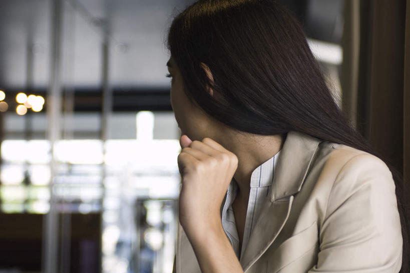 西方人,头发,一个人,餐厅,坐,举,横图,室内,白天,侧面,窗户,落地窗,门,欧洲,欧洲人,仅一个年轻女性,仅一个女性,仅一个人,撑,朦胧,模糊,壁灯,墙,灯光,注视,休闲装,玻璃窗,墙壁,墙面,灯,黑色,灯具,门框,观察,看,托,转头,休闲,休闲服,观看,察看,撑着,照明设备,关注,年轻女性,女人,女性,白种人,举起,举手,举着,向上举,向上伸,向上托,坐着,半身,彩图,餐馆,饭店,饭馆