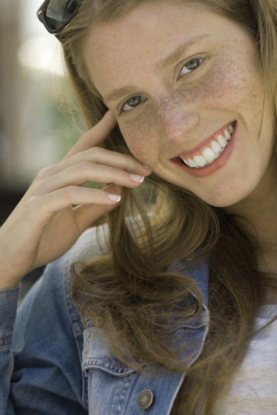 西方人,头发,一个人,坐,笑,摸,微笑,露齿笑,竖图,室外,白天,正面,植物,欧洲,欧洲人,仅一个年轻女性,仅一个女性,仅一个人,撑,抚摸,墨镜,眼镜,注视,休闲装,树,树木,黄色,蓝色,绿色,蓝天,天空,自然,太阳镜,太阳眼镜,天,低头,观察,看,休闲,休闲服,遮阳镜,生长,成长,观看,察看,撑着,关注,年轻女性,女人,女性,白种人,触摸,接触,坐着,半身,彩图