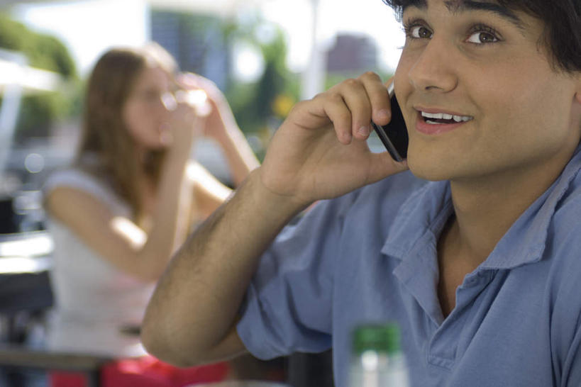 西方人,两个人,伙伴,朋友,餐厅,坐,笑,打电话,微笑,露齿笑,横图,室外,白天,正面,友谊,植物,窗户,落地窗,电话,手机,欧洲,欧洲人,握,阴影,朦胧,模糊,光线,影子,拿,听,拿着,注视,休闲装,通讯设备,玻璃窗,树,树木,绿色,阳光,自然,看,休闲,休闲服,握着,生长,成长,关注,一部,交流,友情,男人,男性,年轻男性,年轻女性,女人,女性,白种人,沟通,抬头,通话,仰头,坐着,半身,彩图,餐馆,饭店,饭馆