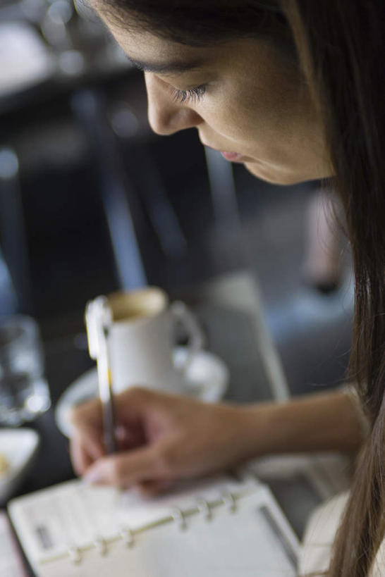 西方人,一个人,餐厅,坐,竖图,室内,特写,白天,侧面,餐桌,桌子,杯子,餐具,椅子,欧洲,欧洲人,仅一个年轻女性,仅一个女性,仅一个人,写,朦胧,模糊,笔,瓷器,碟子,盘,记事本,咖啡杯,陶瓷制品,注视,本子,笔记本,盘子,碟,低头,观察,记录,看,餐台,观看,察看,关注,瓷杯,年轻女性,女人,女性,白种人,坐着,半身,彩图,餐馆,饭店,饭馆