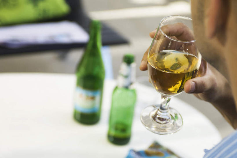 西方人,一个人,餐厅,坐,横图,俯视,室内,特写,白天,电脑,笔记本电脑,餐桌,桌子,杯子,欧洲,欧洲人,仅一个男性,仅一个人,两瓶,喝,握,阴影,朦胧,模糊,光线,网络,影子,拿,拿着,通讯设备,玻璃制品,酒瓶,仅一个年轻男性,阳光,玻璃瓶,酒杯,啤酒杯,瓶子,握着,餐台,一台,无线,通信设备,无线网络,无线上网,便携式电脑,手提电脑,男人,男性,年轻男性,白种人,玻璃杯,坐着,半身,彩图,高角度拍摄,餐馆,饭店,饭馆