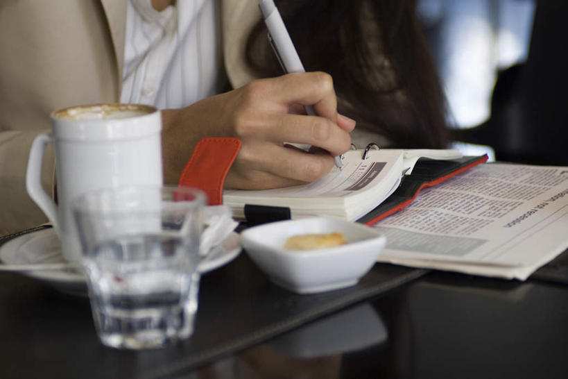 西方人,一个人,餐厅,坐,横图,俯视,室内,白天,餐桌,桌子,杯子,餐具,欧洲,欧洲人,仅一个年轻女性,仅一个女性,仅一个人,握,写,朦胧,模糊,笔,瓷器,碟子,盘,调料,记事本,咖啡杯,陶瓷制品,调味品,拿,调味料,拿着,注视,本子,笔记本,盘子,水杯,碟,低头,观察,看,握着,餐台,观看,察看,关注,瓷杯,年轻女性,女人,女性,白种人,茶杯,坐着,半身,彩图,高角度拍摄,餐馆,饭店,饭馆