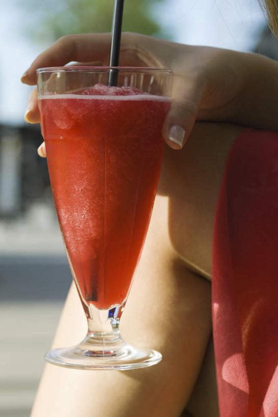 西方人,手,腿部,腿,一个人,坐,竖图,室外,特写,白天,侧面,植物,杯子,欧洲,欧洲人,仅一个年轻女性,仅一个女性,仅一个人,握,阴影,朦胧,模糊,光线,高脚杯,影子,拿,拿着,玻璃制品,树,树木,一个,绿色,阳光,自然,酒杯,手部,握着,生长,单个,成长,年轻女性,女人,女性,白种人,玻璃杯,坐着,半身,彩图