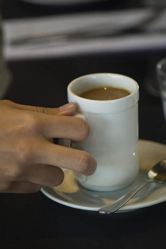 西方人,手,一个人,餐厅,竖图,俯视,室内,特写,白天,餐桌,桌子,杯子,餐具,欧洲,欧洲人,仅一个年轻女性,仅一个女性,仅一个人,握,瓷器,碟子,盘,勺子,咖啡杯,陶瓷制品,拿,拿着,一个,盘子,调羹,碟,汤匙,手部,握着,单个,餐台,瓷杯,年轻女性,女人,女性,白种人,进餐用具,烹调用具,半身,彩图,高角度拍摄,餐馆,饭店,饭馆