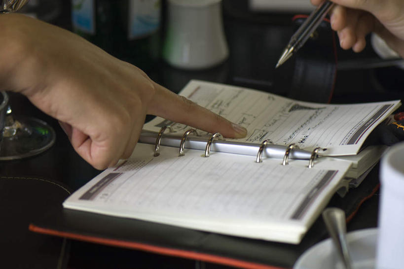 西方人,手,两个人,餐厅,横图,俯视,室内,特写,白天,餐桌,桌子,杯子,餐具,欧洲,欧洲人,握,写,指,笔,碟子,壶,盘,勺子,记事本,拿,拿着,方向,水壶,一个,本子,笔记本,盘子,茶壶,水杯,调羹,碟,汤匙,手势,手部,握着,单个,餐台,指向,男人,男性,年轻男性,年轻女性,女人,女性,白种人,茶杯,半身,彩图,高角度拍摄,餐馆,饭店,饭馆